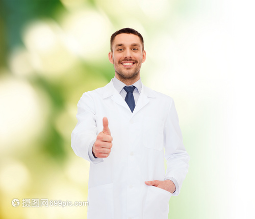 職業(yè)醫(yī)學中的微笑力量 豎大拇指的醫(yī)生傳遞健康信心