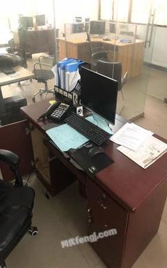 二手辦公設(shè)備超值轉(zhuǎn)讓 桌椅等全套設(shè)備一萬元打包出售